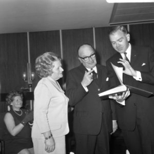 Opdracht afscheid heer J.D. Veen van GEB en ICA, Bestanddeelnr 921-8215
