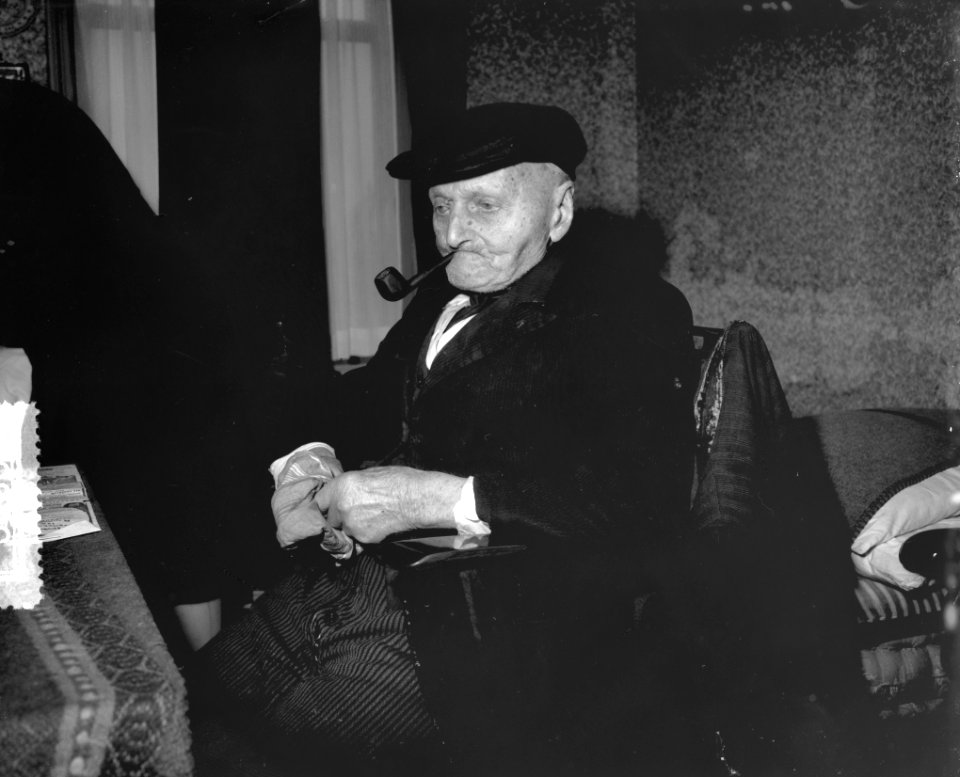 Opa J. Kip wordt 18 maart 106 jaar, Bestanddeelnr 908-3887