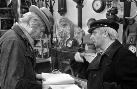 Opa's, gespeeld door Leen Jongewaard (rechts) en Wim Sonneveld, Bestanddeelnr 921-0199