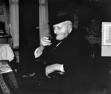 Opa J. Kip wordt 18 maart 106 jaar, Bestanddeelnr 908-3885