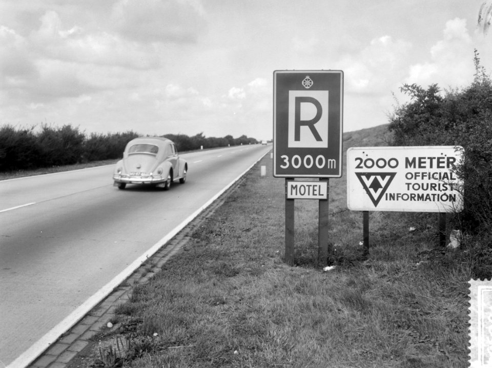 Op weg Utrecht Amsterdam op borden verschillende afstanden voor motel en VVV kan, Bestanddeelnr 916-8552