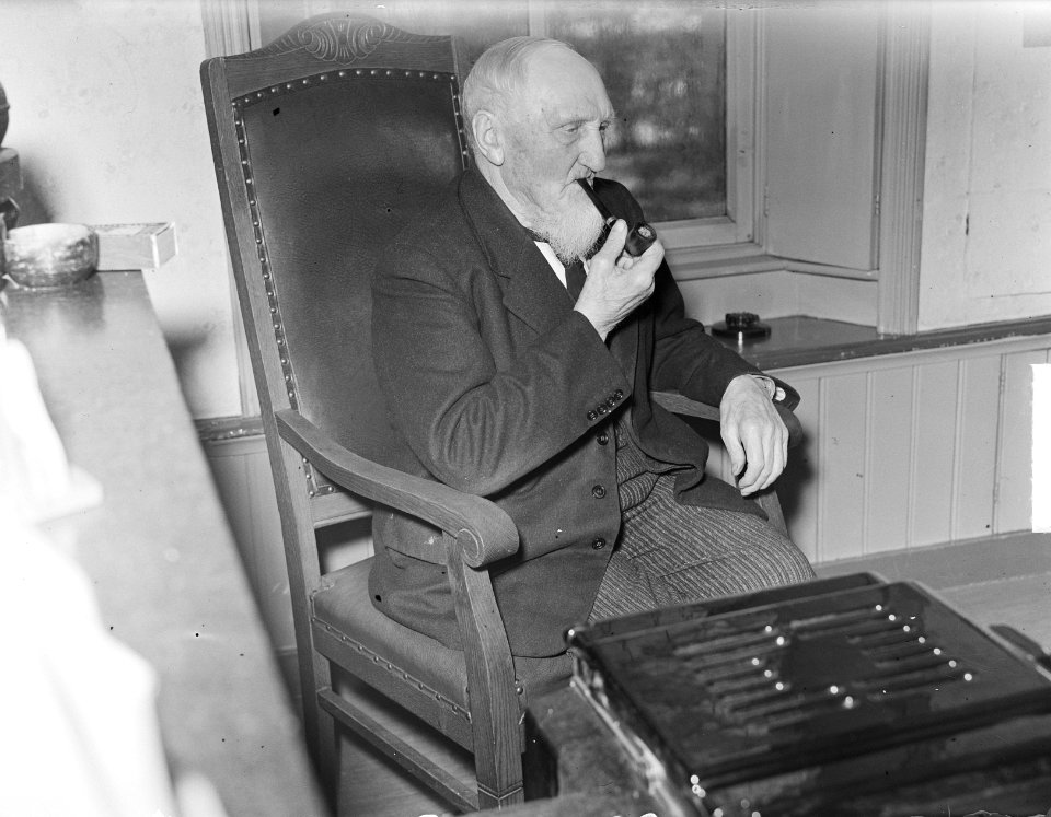 Opa Reiling uit Drouwenermond 104 jaar. Oudste inwoner van Nederland, Bestanddeelnr 904-3537