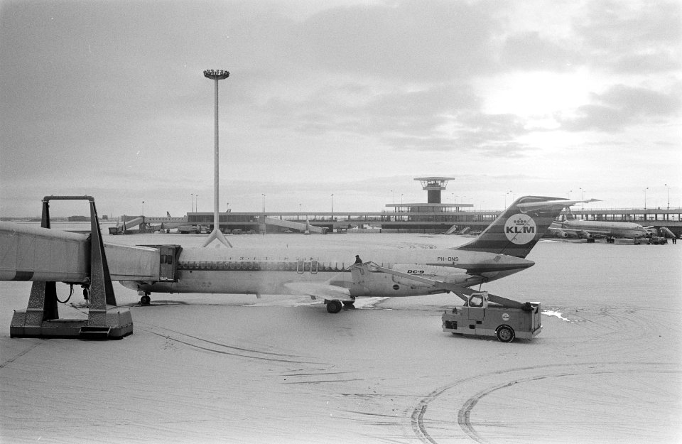 Op Schiphol worden vliegtuigen behandeld tegen sneeuw en ijsafzetting, Bestanddeelnr 921-9716