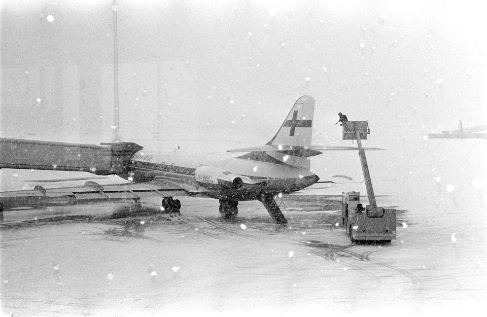 Op Schiphol worden vliegtuigen behandeld tegen sneeuw en ijsafzetting, Bestanddeelnr 921-9714