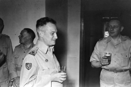 Op vrijdag 23 juli 1948 vertrokken uit de haven van Priok twee troepentransports, Bestanddeelnr 1770-1-1