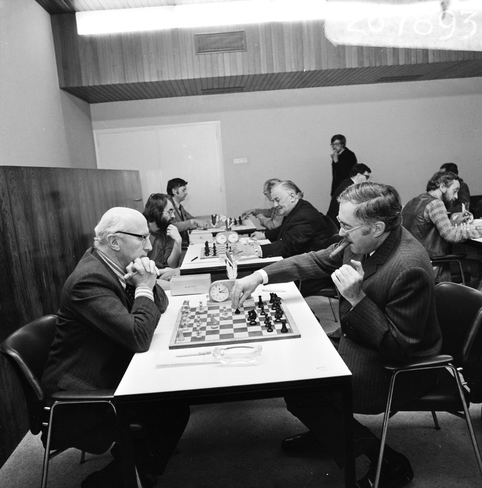 Op voorgrond burgemeester Samkalden (links) en schaakmeester L Prins, Bestanddeelnr 926-7893
