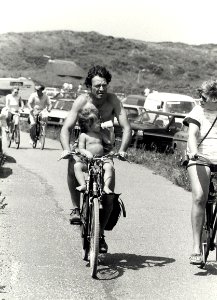 Op weg naar huis, de Zeeweg bij het Bloemendaalsestrand, ziende naar het noordwesten. Aangekocht in 1985 van United Photos de Boer bv. - Negatiefnummer 24276 k 23. - Gepubliceerd in het Haarlems Dagbl
