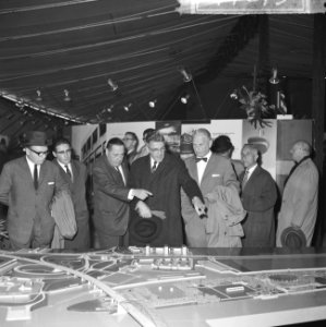Op voorgrond v.l.n.r. Van Walsum, prof. Oud, achter Van de Berg, mr. Van der Man, Bestanddeelnr 917-7873
