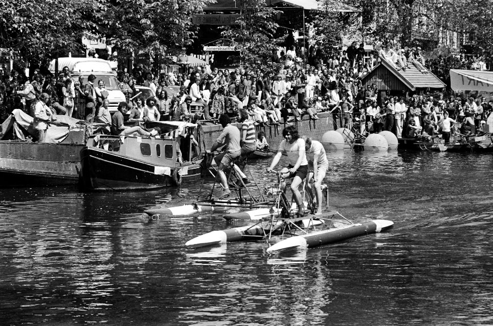 Op zelfgemaakte waterfietsen in een Amsterdamse gracht, Bestanddeelnr 930-3146