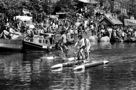 Op zelfgemaakte waterfietsen in een Amsterdamse gracht, Bestanddeelnr 930-3146