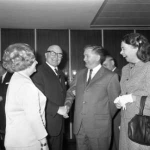 Opdracht afscheid heer J.D. Veen van GEB en ICA, Bestanddeelnr 921-8218