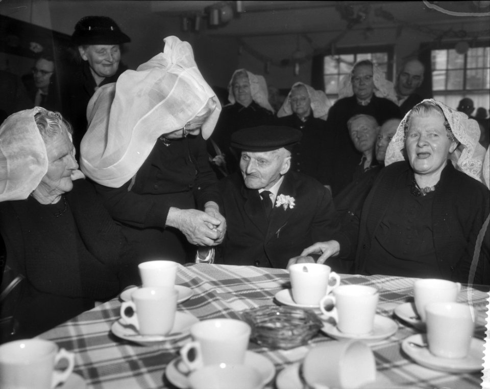 Opa Kip viert zijn 108ste verjaardag in Dreischor, Bestanddeelnr 909-4166