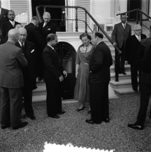 Op Paleis Soestdijk heeft koning Juliana woensdagavond de RTC delegatie ontvang…, Bestanddeelnr 906-4870