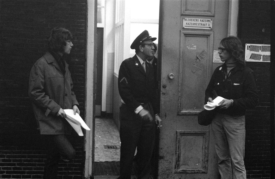 Opdracht Elsevier. Uitdeling pamfletten aan jongens die voor militaire keuring o, Bestanddeelnr 922-9178