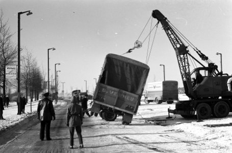 Op Rijksweg Amsterdam- Den Haag vrachtwagen met oplegger geslipt, Bestanddeelnr 914-7326
