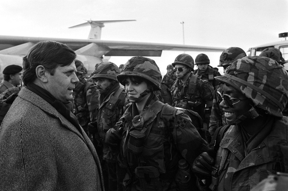 Op Schiphol arriveerden vandaag een aantal Amerikaanse deelnemers aan de NAVO-oe, Bestanddeelnr 933-1994