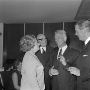 Opdracht afscheid heer J.D. Veen van GEB en ICA, Bestanddeelnr 921-8197