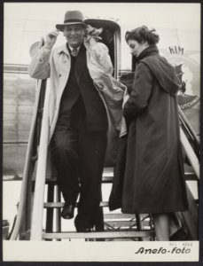 Op Schiphol arriveerde de gouverneur van Nieuw-Guinea, H.E. van Waardenburg. Een, Bestanddeelnr 093-0263