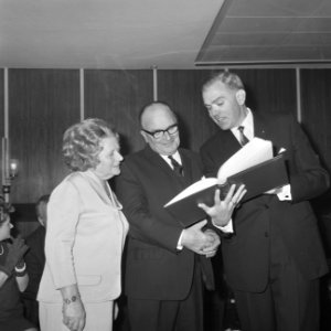 Opdracht afscheid heer J.D. Veen van GEB en ICA, Bestanddeelnr 921-8216