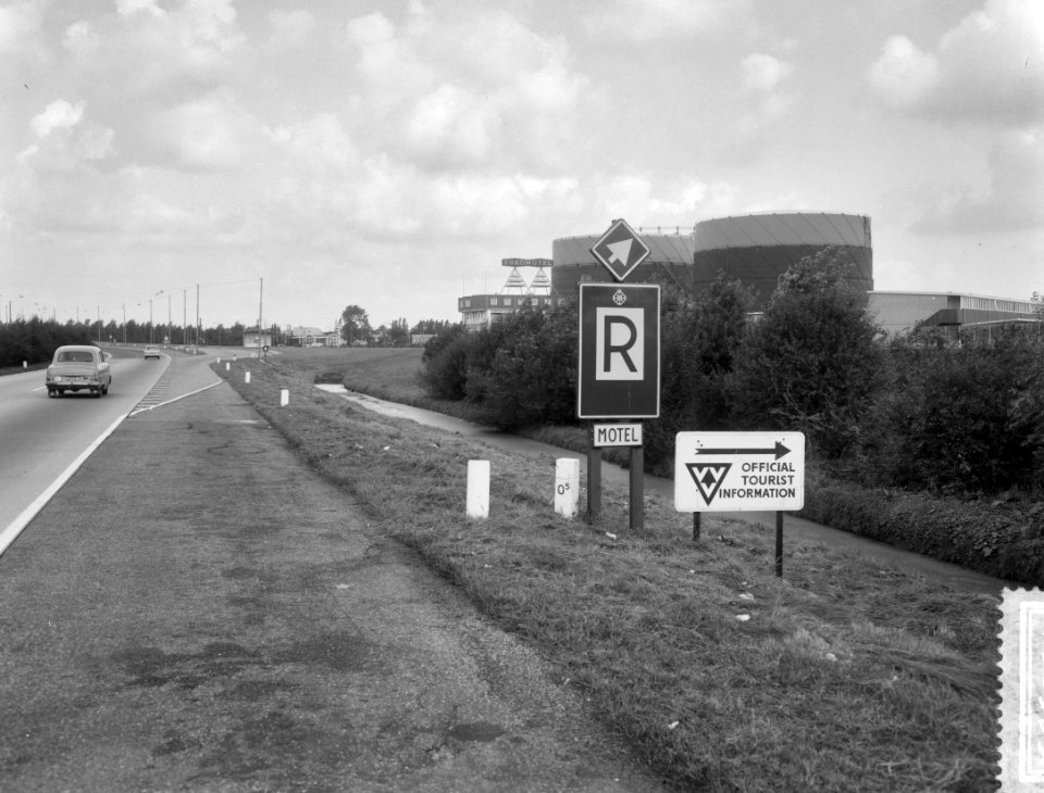 Op weg Utrecht Amsterdam op borden verschillende afstanden voor motel en VVV kan, Bestanddeelnr 916-8553