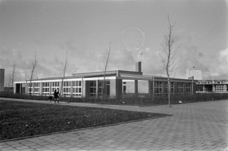 Opdracht Elsevier. Dhr. Romeyn bij kleuterschool Bienkorf Amsterdam-Buiksloterme, Bestanddeelnr 923-2309