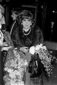 Op Schiphol filmster Gina Lollobrigida ivm een in Rotterdam te openen exposit, Bestanddeelnr 931-1982