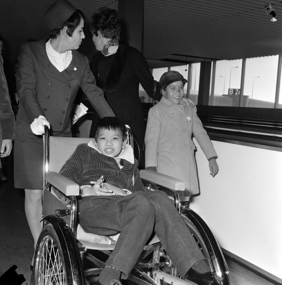 Op Schiphol arriveerden weer drie kinderen uit Vietnam die daar ernstig gewond z, Bestanddeelnr 921-1199
