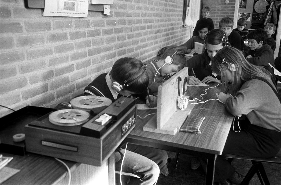 Opdracht Elsevier. Dhr. Romeyn bij kleuterschool Bienkorf Amsterdam-Buiksloterme, Bestanddeelnr 923-2311