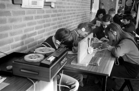 Opdracht Elsevier. Dhr. Romeyn bij kleuterschool Bienkorf Amsterdam-Buiksloterme, Bestanddeelnr 923-2311