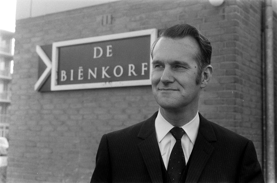 Opdracht Elsevier. Dhr. Romeyn bij kleuterschool Bienkorf Amsterdam-Buiksloterme, Bestanddeelnr 923-2308