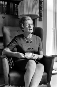 Op theevisite bij mevrouw Samkalden . Mevrouw Samkalden drinkt thee, Bestanddeelnr 920-5414