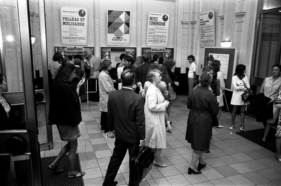Opdracht Elsevier publiek loopt Stadsschouwburg binnen, Amsterdam, Bestanddeelnr 923-6059