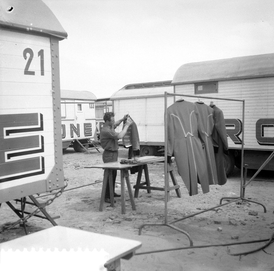 Opbouw circus Krone in Amsterdam, kostuums worden schoongemaakt, Bestanddeelnr 910-4476