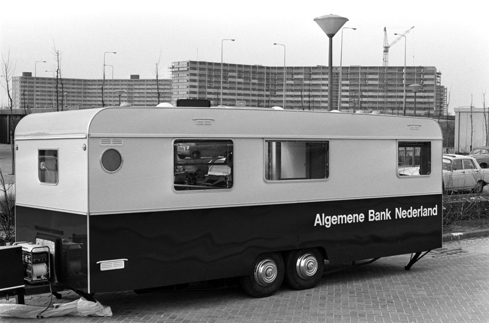 Opdracht Elsevier. Caravan van Algemene Bank Nederland Bijlmermeer. Exterieur, Bestanddeelnr 923-3064