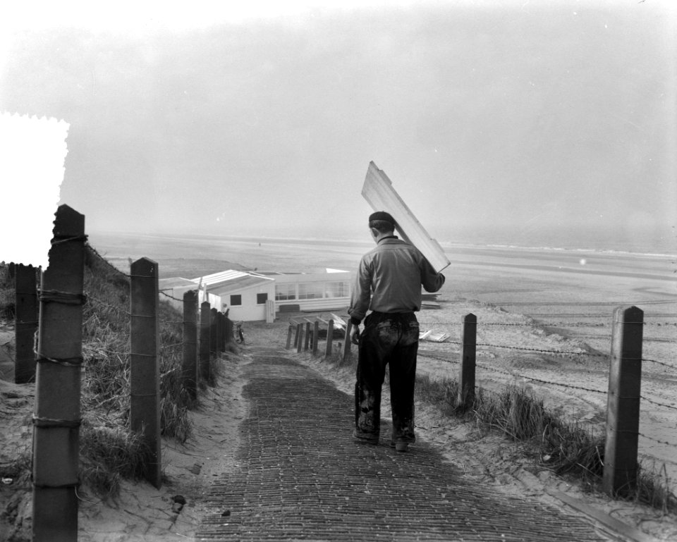 Opbouw badstrandcafeetjes te Zandvoort, Bestanddeelnr 908-3570