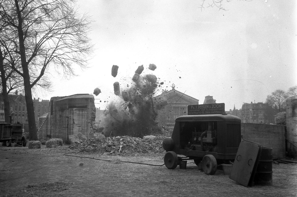 Opblazen bunkers Museumplein. Explosie, Bestanddeelnr 905-5023 (cropped)