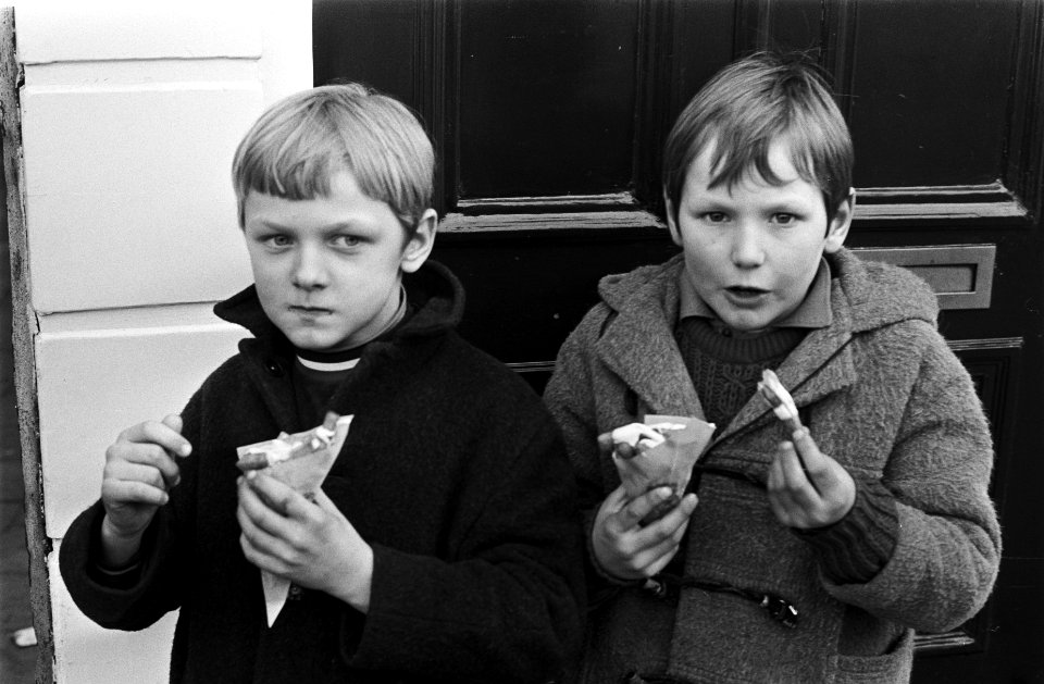 Opdracht Elsevier. Kinderen eten uit zakje patates frites, Bestanddeelnr 923-2828