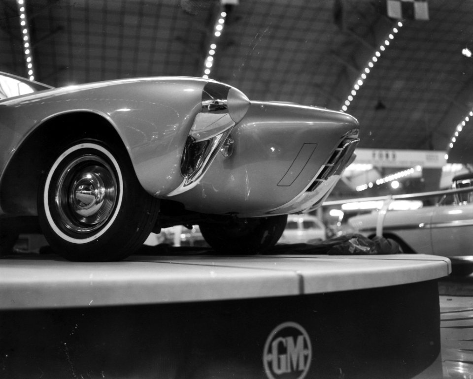Opbouw autotentoonstelling in de RAI Golden Rocket van Oldsmobile, Bestanddeelnr 909-3306