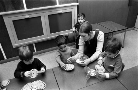 Opdracht Elsevier. Kinderen met leidster in creche Warmoesstraat Amsterdam, Bestanddeelnr 923-2826