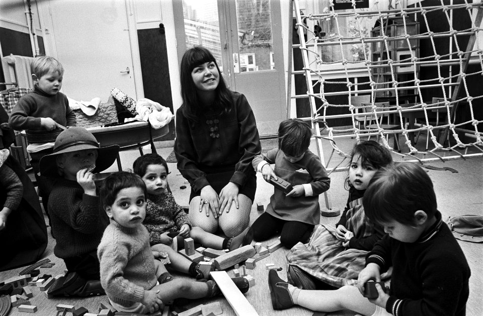 Opdracht Elsevier. Kinderen met leidster in creche Warmoesstraat Amsterdam, Bestanddeelnr 923-2825