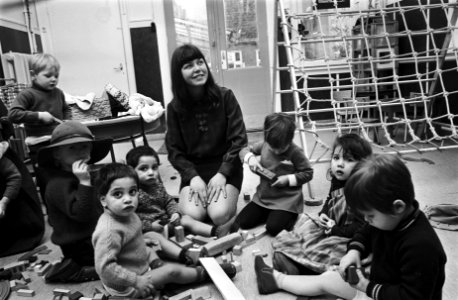 Opdracht Elsevier. Kinderen met leidster in creche Warmoesstraat Amsterdam, Bestanddeelnr 923-2825