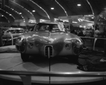 Opbouw autotentoonstelling in de RAI Golden Rocket van Oldsmobile, Bestanddeelnr 909-3305
