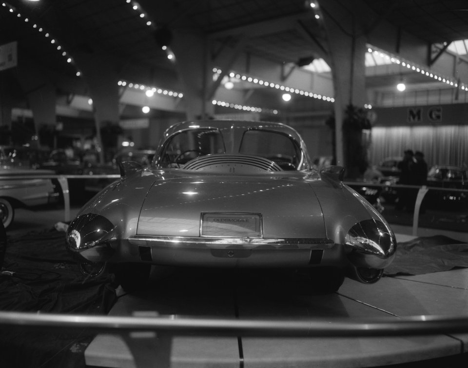 Opbouw autotentoonstelling in de RAI Golden Rocket van Oldsmobile, Bestanddeelnr 909-3304