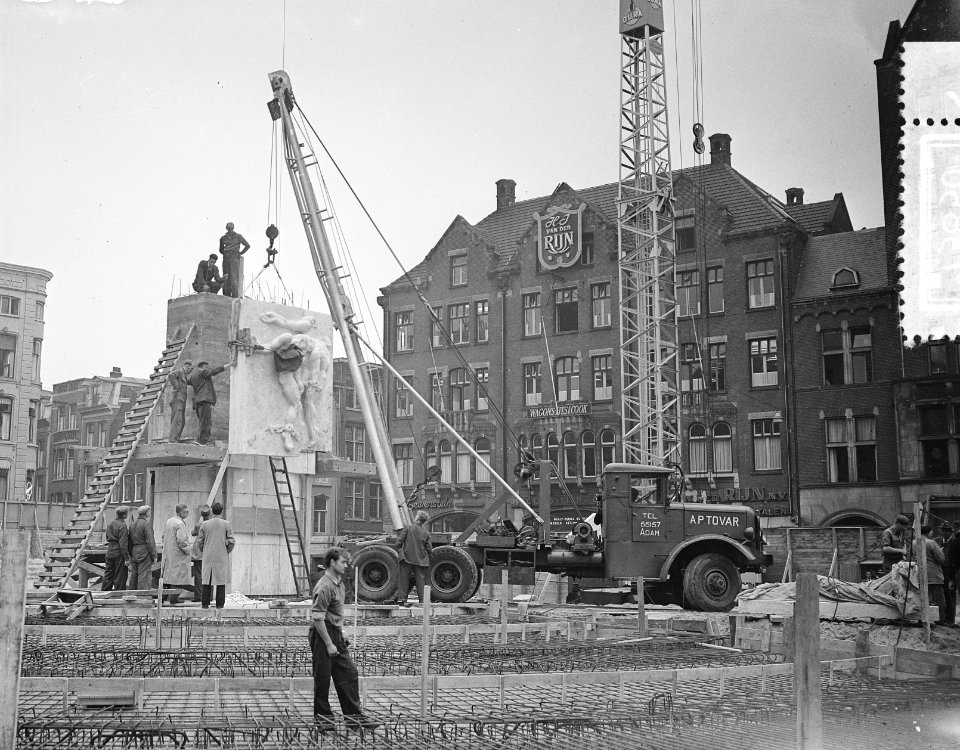 Opbouw Nationaal Monument plaatsen beeldenreliëfs Rädecker, Bestanddeelnr 907-3850