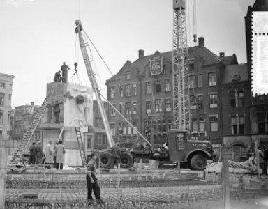 Opbouw Nationaal Monument plaatsen beeldenreliëfs Rädecker, Bestanddeelnr 907-3850