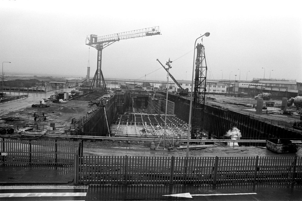 Opdracht Europubliciteit bij vrachtgebouw, Schiphol, Bestanddeelnr 926-0057