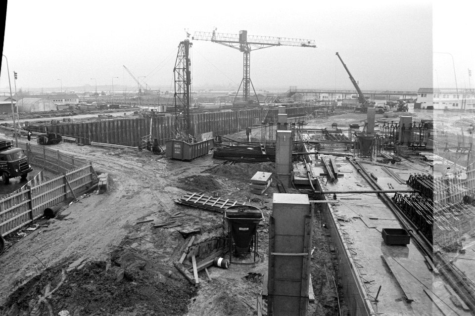 Opdracht Europubliciteit bij vrachtgebouw, Schiphol, Bestanddeelnr 926-0058