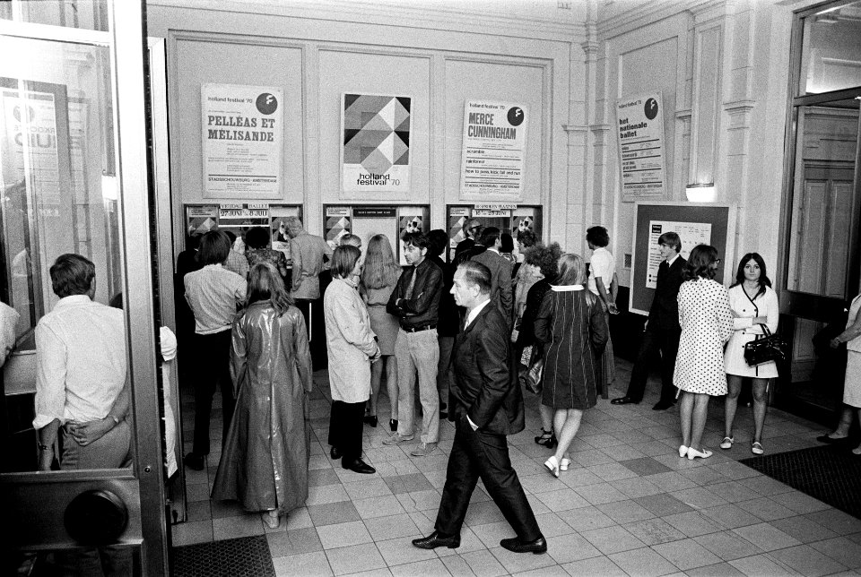 Opdracht Elsevier publiek loopt Stadsschouwburg binnen, Amsterdam, Bestanddeelnr 923-6060
