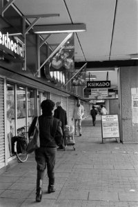 Opdracht Financieel Dagblad , winkelcentrum Ganzenhof (Bijlmer), Bestanddeelnr 933-2180