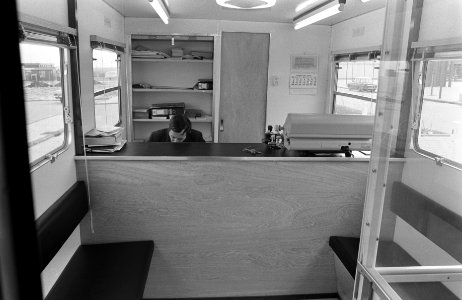 Opdracht Elsevier. Caravan van Algemene Bank Nederland Bijlmermeer. Interieur, Bestanddeelnr 923-3065
